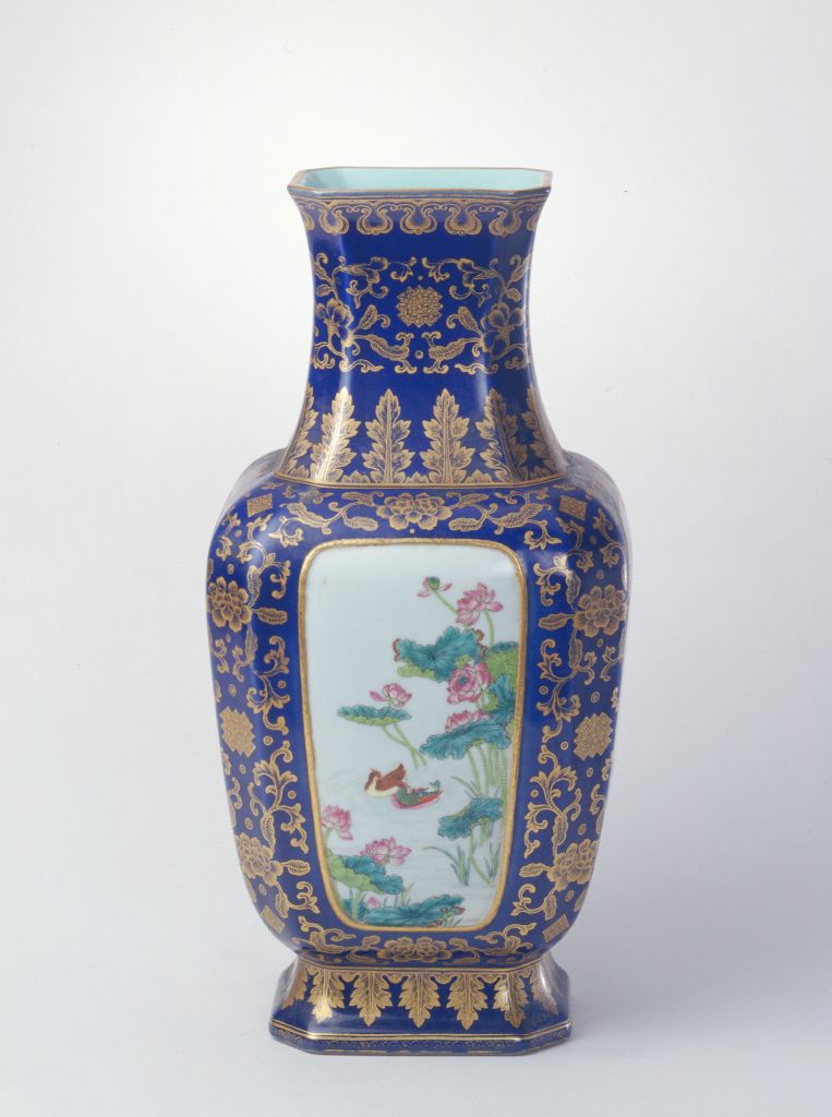 图片[2]-A square vase with blue glaze, gold ground, open light, pink, flower and bird patterns-China Archive